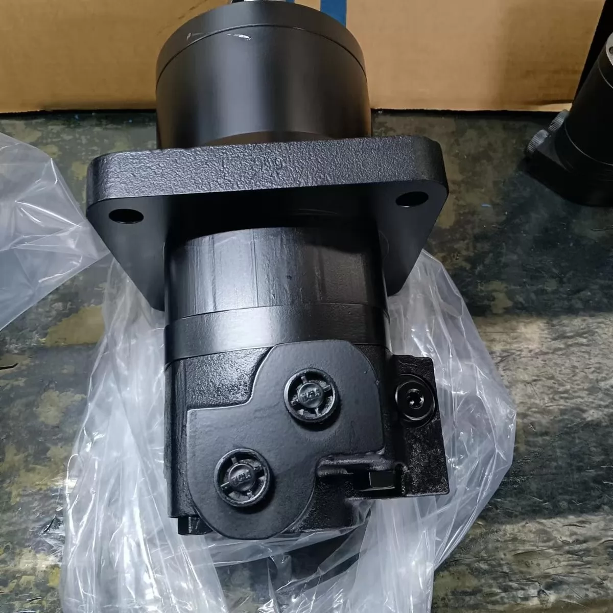 B4K 4KW wheel configuration motor, rear port and mounting flange view